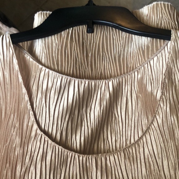 Very gently worn L.A.II gold polyester top. Silk feel.  Lightweight. Great shape - Picture 9 of 9
